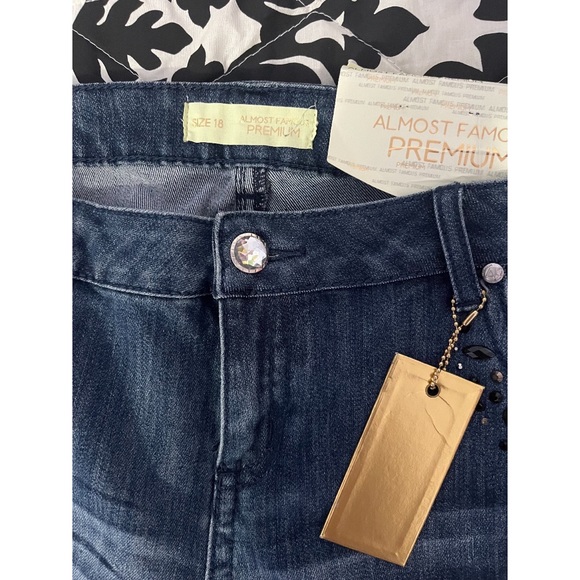 NWT Almost Famous Premium Plus Size Crystal Ripped Skinny Jeans, 18 - Picture 4 of 8
